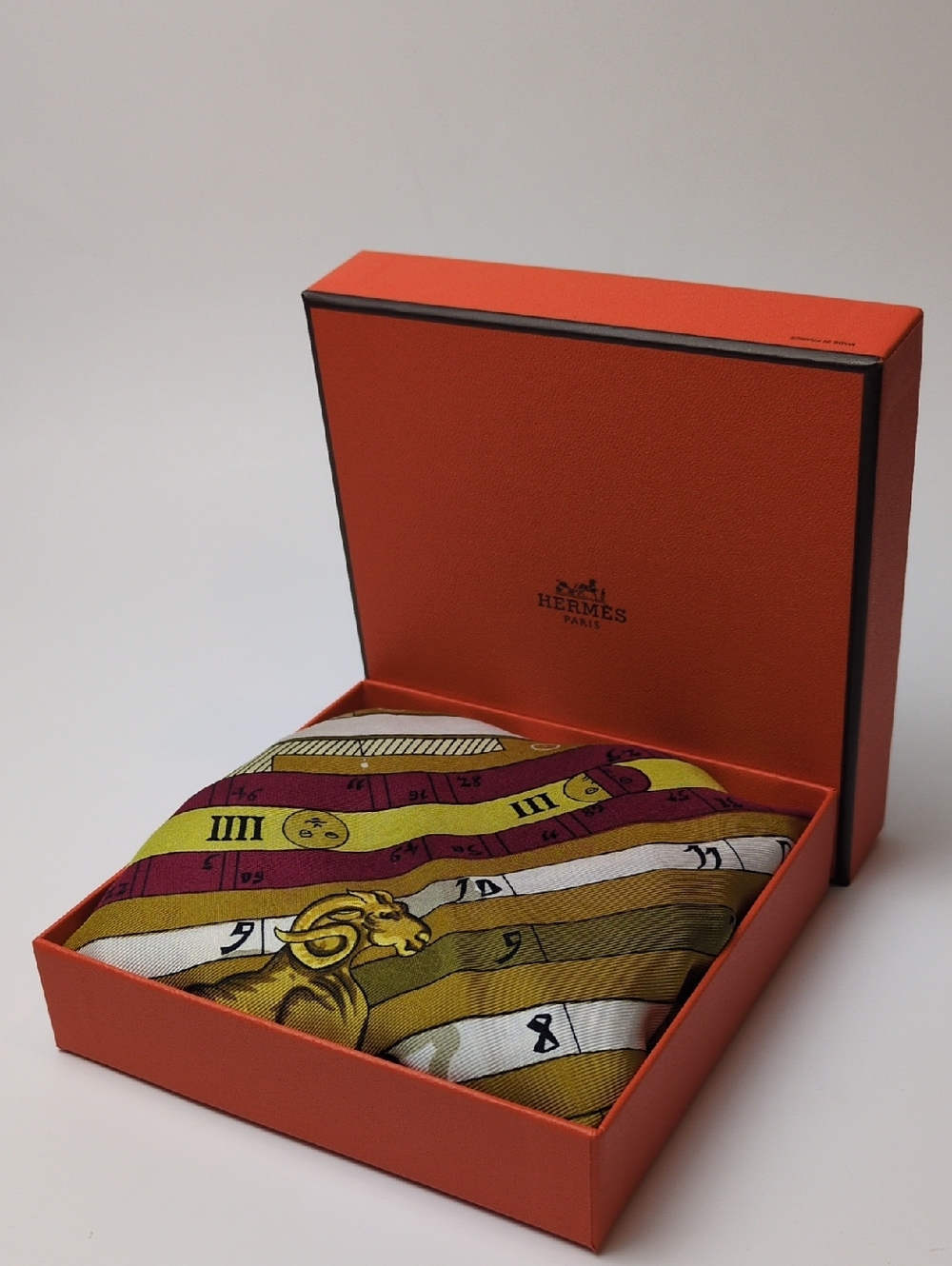 Hermēs Astrologie Dies et Hore Carre 90 Silk Maroon Gold Scarf 87x87 cm With Box